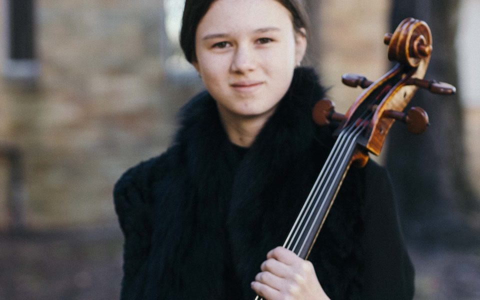 girl_cellist_holding_cello