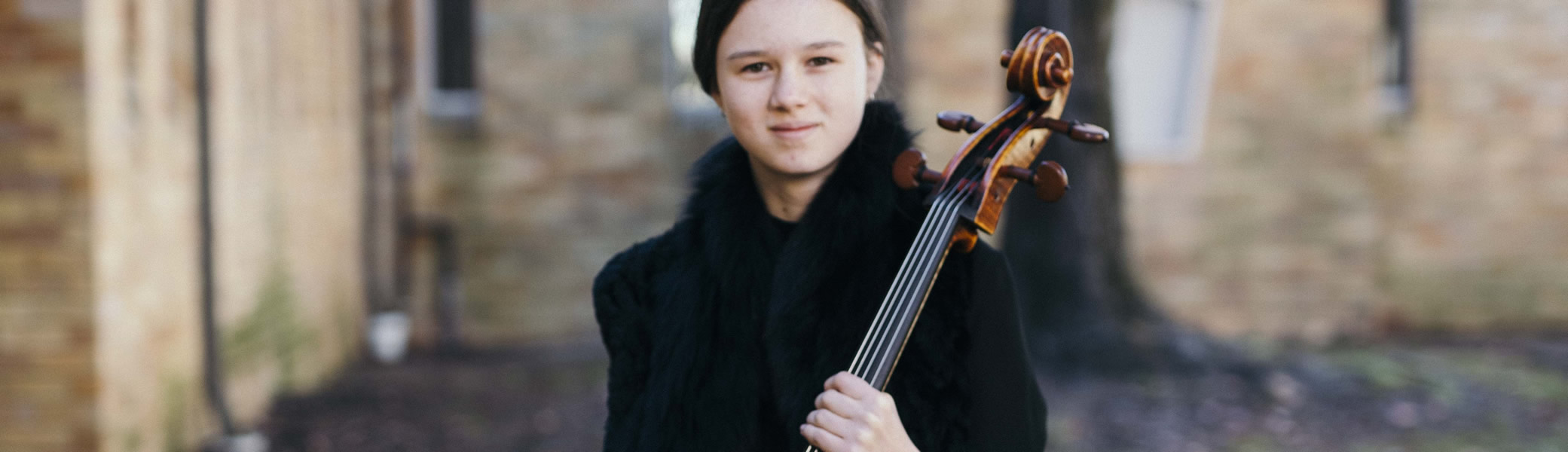 girl_cellist_holding_cello