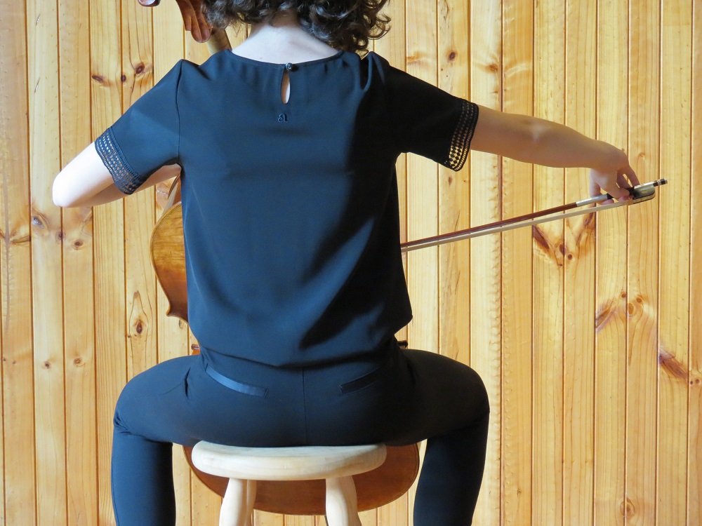 backview_girl_with_cello_sitting