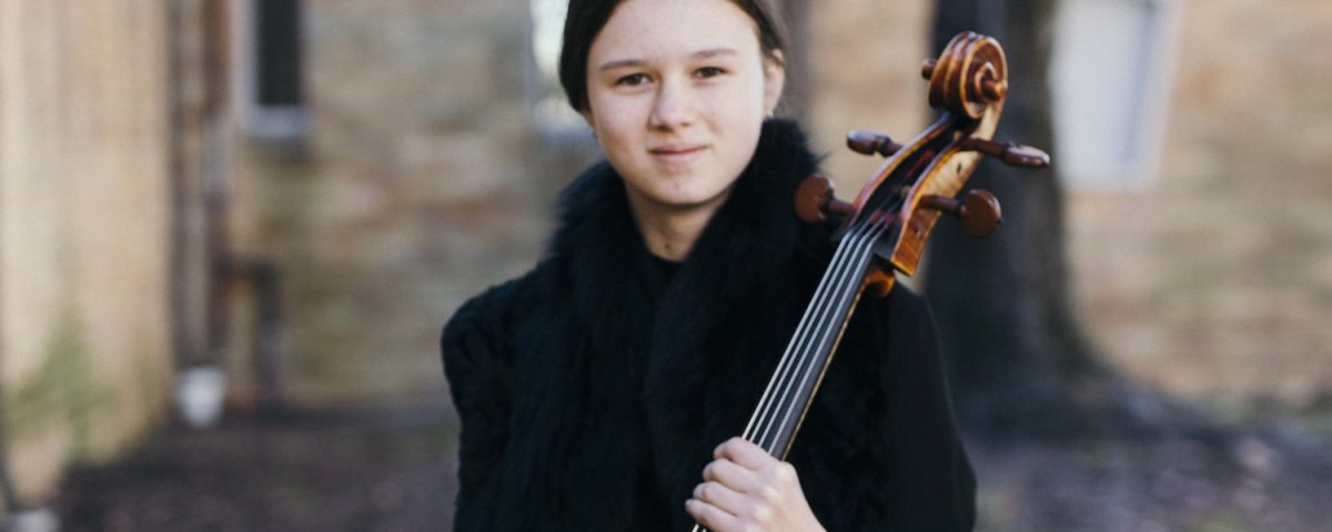 girl_cellist_holding_cello